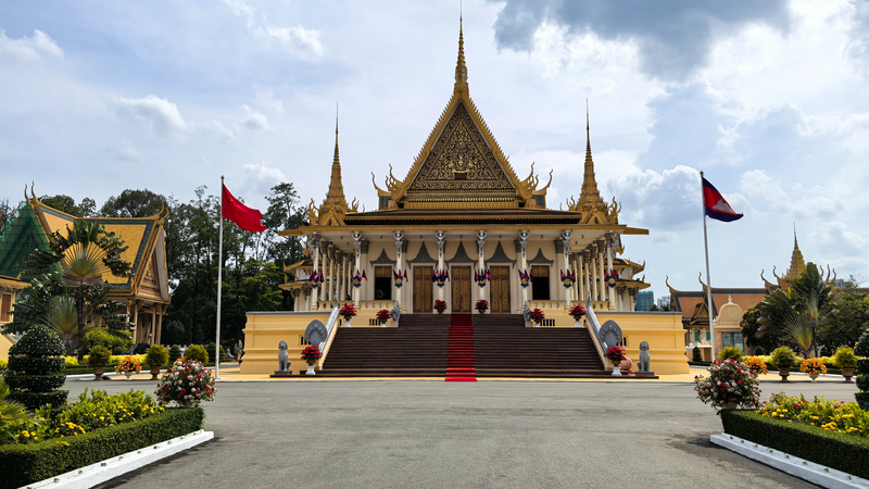 Xi_Jinping_Meets_Cambodian_King_in_Phnom_Penh