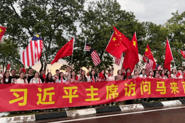 Xi Jinping Receives Warm Welcome in Kuala Lumpur Xi_Jinping_Receives_Warm_Welcome_in_Kuala_Lumpur video poster