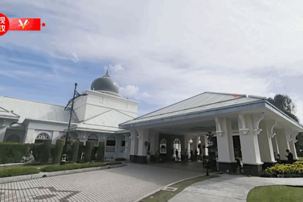 Xi_and_Malaysian_PM_Exchange_Cooperation_Documents