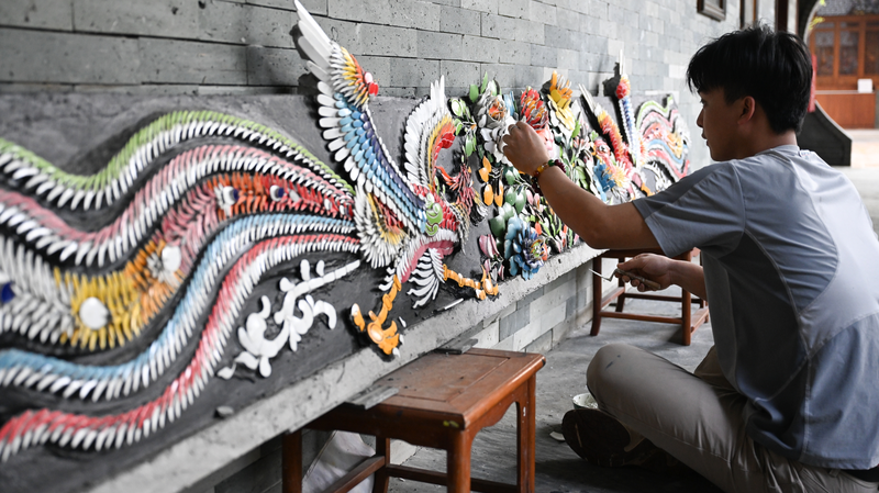 Young_Artisan_Revives_Chaozhou_Porcelain_Inlay