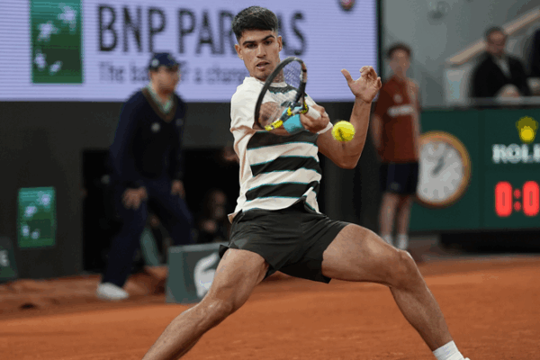 Alcaraz Recovers Amid Stumble to Advance at French Open Alcaraz_Recovers_Amid_Stumble_to_Advance_at_French_Open