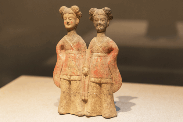 Ancient Figurine Ignites Hanfu Craze Ancient_Figurine_Ignites_Hanfu_Craze