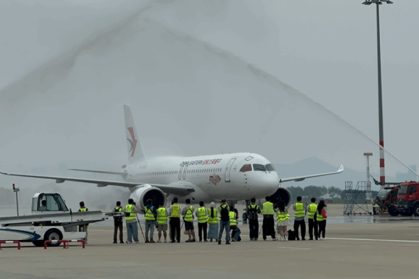 C919 Takes Off on Shanghai-Xiamen Route C919_Takes_Off_on_Shanghai_Xiamen_Route