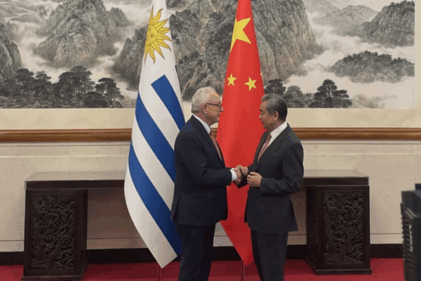 China & Uruguay Boost Ties in Beijing Meeting China___Uruguay_Boost_Ties_in_Beijing_Meeting