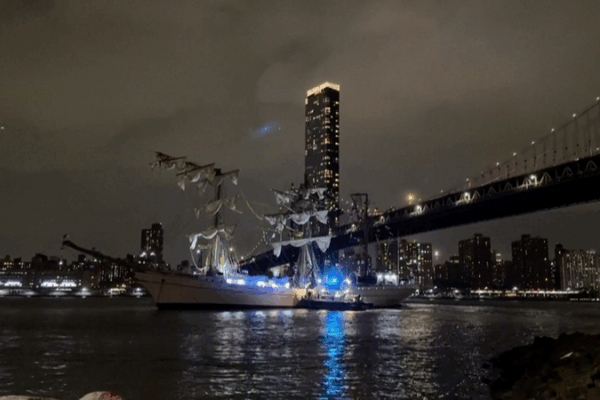 Festive_Visit_Turns_Chaotic__Mexican_Navy_Ship_Crashes_into_Brooklyn_Bridge video poster