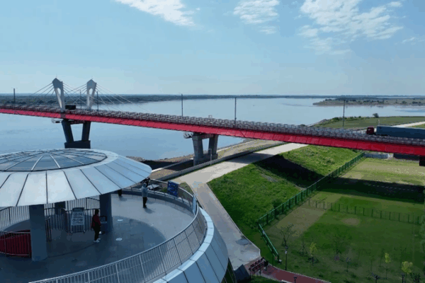 Heihe-Blagoveschchensk Bridge Sparks Border Trade Boom Heihe_Blagoveschchensk_Bridge_Sparks_Border_Trade_Boom video poster