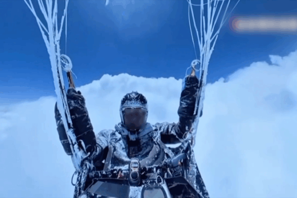 High-Altitude Survival: Chinese Paraglider’s Harrowing Escape High_Altitude_Survival__Chinese_Paraglider_s_Harrowing_Escape