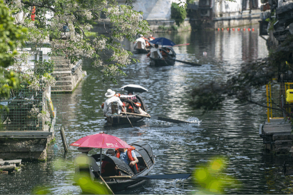 Labor_Day_Sparks_Travel_Revival___Cultural_Buzz_in_the_Chinese_Mainland