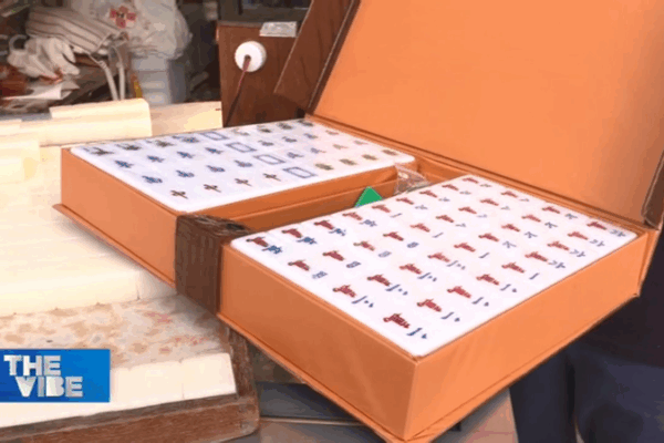 Last Female Mahjong Carver Keeps Tradition Alive in Hong Kong Last_Female_Mahjong_Carver_Keeps_Tradition_Alive_in_Hong_Kong video poster