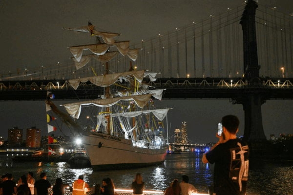 Mexican Navy Tall Ship Collides with Brooklyn Bridge, 2 Dead Mexican_Navy_Tall_Ship_Collides_with_Brooklyn_Bridge__2_Dead