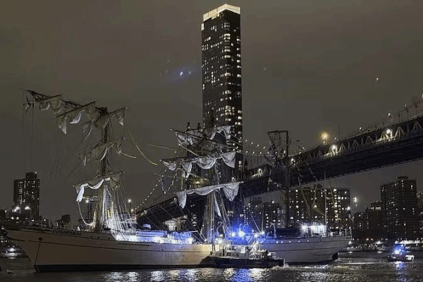 Mexican Navy Vessel Strikes Brooklyn Bridge Mexican_Navy_Vessel_Strikes_Brooklyn_Bridge video poster