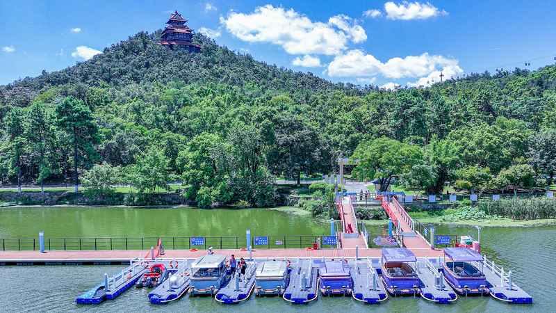 Smart_Travel__Chinese_Tourists_Hit_the_Road_with_AI_Guides