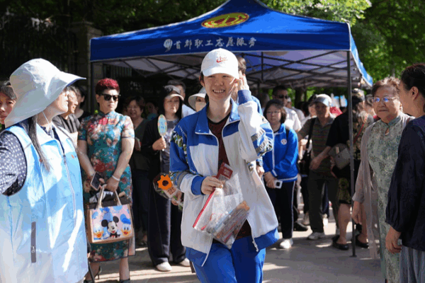 Gaokao Begins: 13.3M Students Tackle Exam on the Chinese Mainland Gaokao_Begins__13_3M_Students_Tackle_Exam_on_the_Chinese_Mainland
