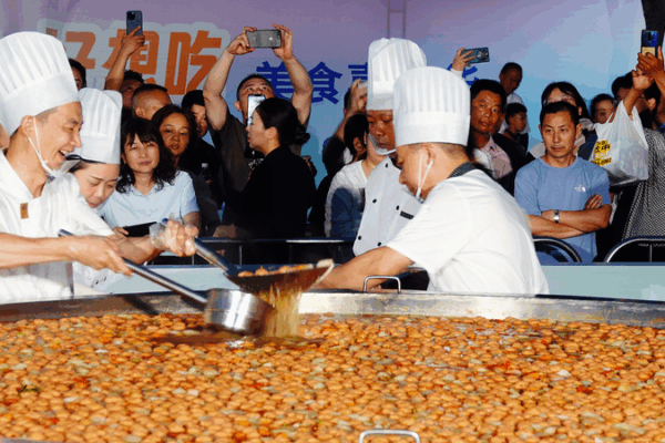 Giant Hot Pot Takes Center Stage at Hubei Festival Giant_Hot_Pot_Takes_Center_Stage_at_Hubei_Festival