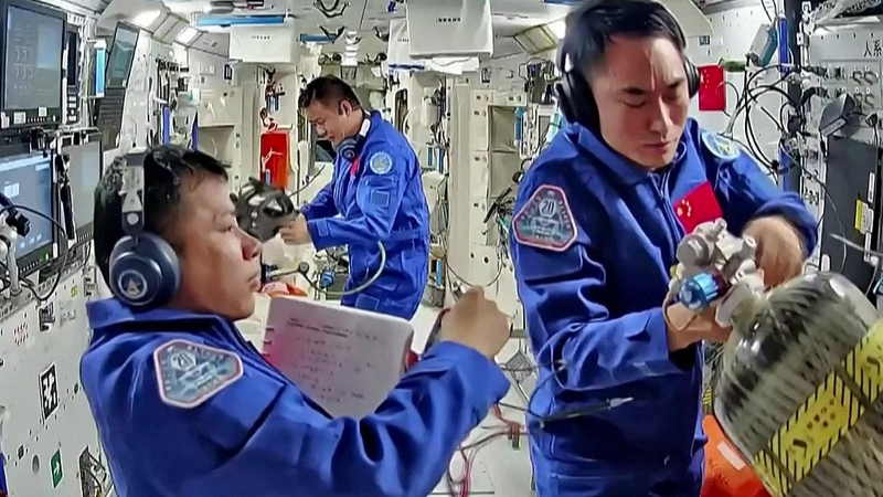 Hungarian Students Engage in Out-of-this-World Q&A with Chinese Astronauts Hungarian_Students_Engage_in_Out_of_this_World_Q_A_with_Chinese_Astronauts