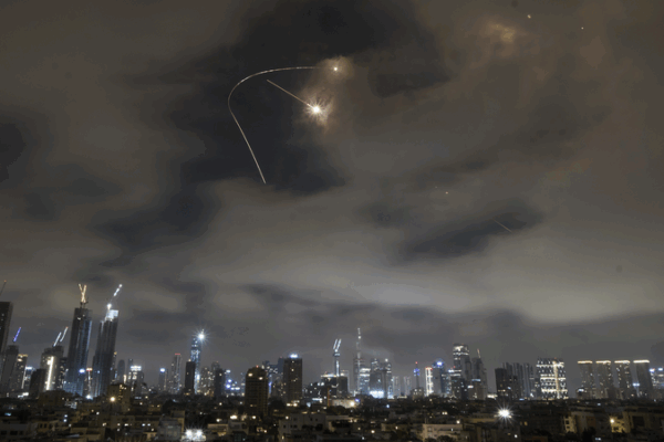 Israel-Iran Tensions: Live Strikes, Warnings & Diplomatic Moves Israel_Iran_Tensions__Live_Strikes__Warnings___Diplomatic_Moves video poster