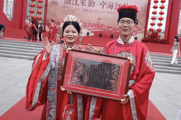 Love in Red: Chinese Wedding Traditions Revamped Love_in_Red__Chinese_Wedding_Traditions_Revamped video poster