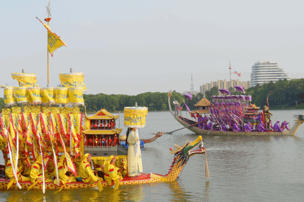 Luodian_Dragon_Boat_Festival_Dazzles_in_Shanghai