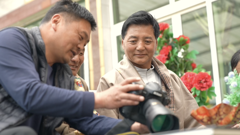 Brother Fan’s Lens: 600 Family Portraits on the Chinese Plateau Brother_Fan_s_Lens__600_Family_Portraits_on_the_Chinese_Plateau video poster