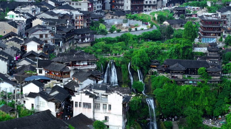 Chill_in_the_Chinese_mainland__Ancient_Town_Over_Waterfalls