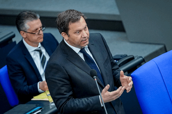 EU Braces for US Tariff Hike: German Minister Speaks Out EU_Braces_for_US_Tariff_Hike__German_Minister_Speaks_Out