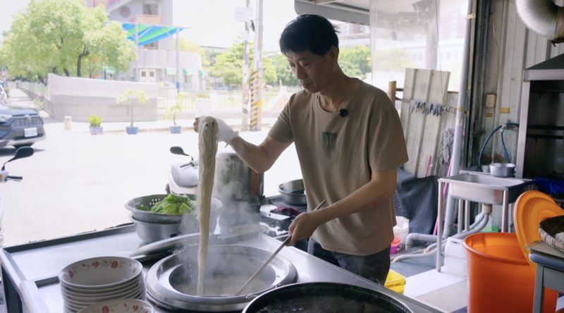 Gangshan Beef Noodles: A Taste of Taiwan Through the Ages Gangshan_Beef_Noodles__A_Taste_of_Taiwan_Through_the_Ages video poster
