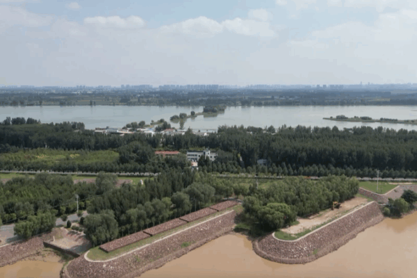 Kaifeng’s Revitalized Moat: Historic Charm Meets Modern Vibes! Kaifeng_s_Revitalized_Moat__Historic_Charm_Meets_Modern_Vibes_ video poster