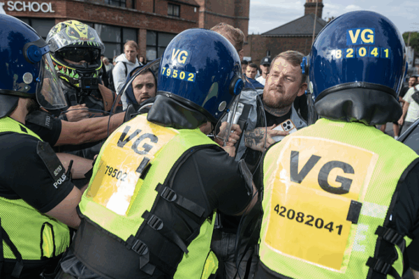London Hotel Protests Turn Violent Amid Migrant Tensions London_Hotel_Protests_Turn_Violent_Amid_Migrant_Tensions