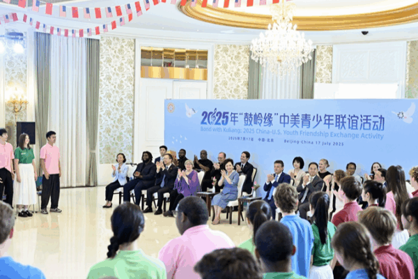 Peng Liyuan Inspires Youth at China-U.S. Exchange Peng_Liyuan_Inspires_Youth_at_China_U_S__Exchange