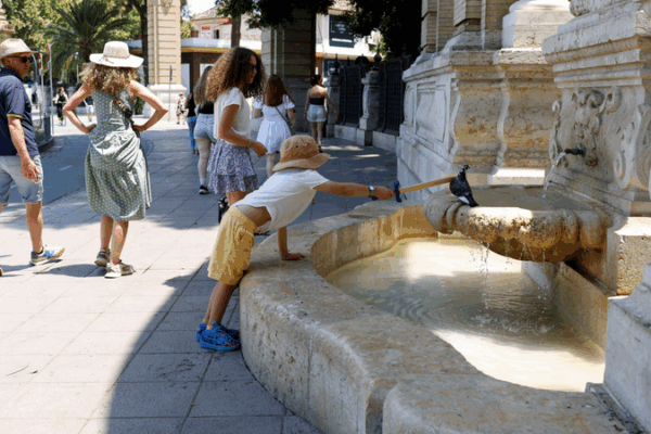 Scorching Madrid: Extreme Heat Hits Street Performers & Tourism Scorching_Madrid__Extreme_Heat_Hits_Street_Performers___Tourism video poster