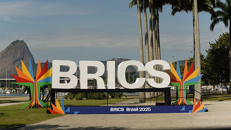 Shifting_Tides__A_New_Global_Era_Beyond_American_Influence - News for amigos, by amigos Shifting_Tides__A_New_Global_Era_Beyond_American_Influence