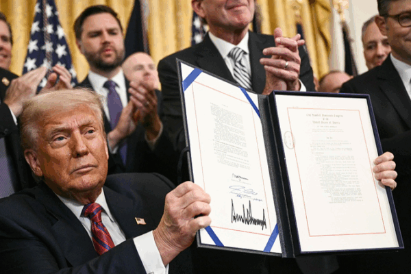 Trump Signs Stablecoin Law, Driving Crypto Mainstream Trump_Signs_Stablecoin_Law__Driving_Crypto_Mainstream