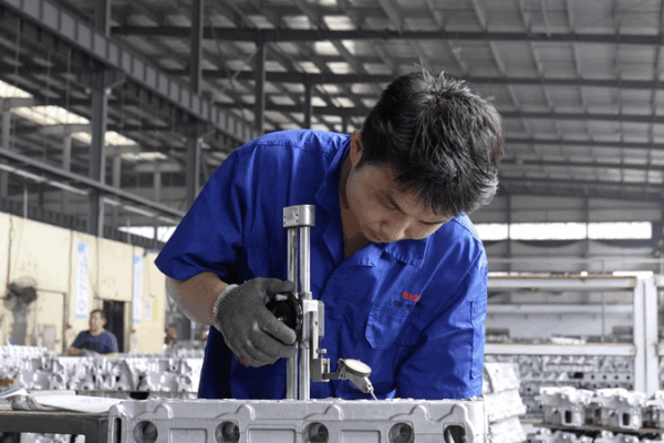 Workers Fuel the Chinese Mainland’s Manufacturing Power Workers_Fuel_the_Chinese_Mainland_s_Manufacturing_Power