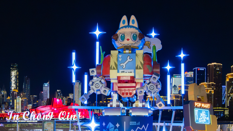 0J62QE3J19S0UR40XLOG - News for amigos, by amigos Giant Cyberpunk Labubu Captivates Chongqing’s Changjiahui