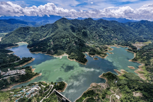 Summer Glow at Hainan’s Wuzhishan Reservoir: Nature’s Reflection Spot Summer Glow at Hainan’s Wuzhishan Reservoir: Nature’s Reflection Spot
