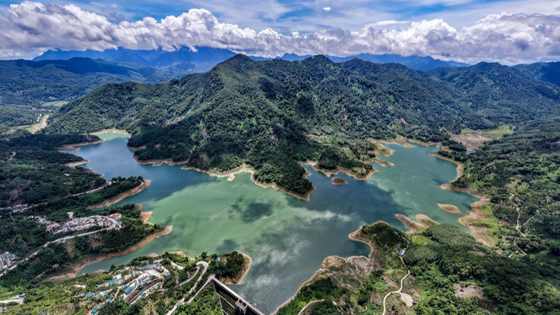 Summer Glow at Hainan’s Wuzhishan Reservoir: Nature’s Reflection Spot