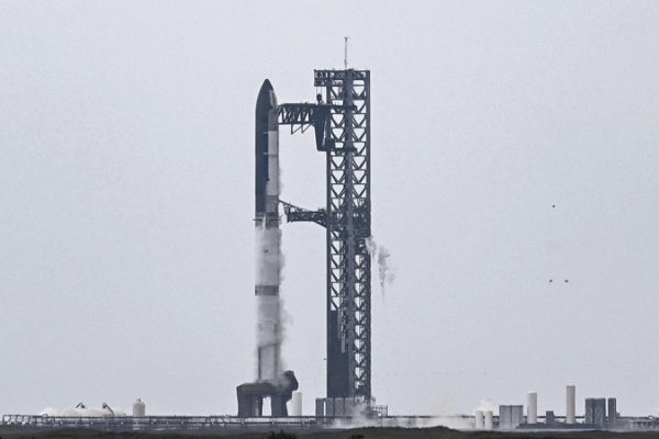 Cloudy Skies Delay SpaceX Starship’s 10th Launch 🚀 Cloudy Skies Delay SpaceX Starship’s 10th Launch 🚀
