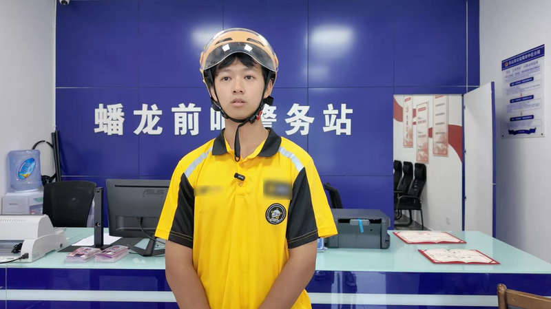 Bloody Pillow SOS in Leshan: Deliveryman and Police Rescue Woman Bloody_Pillow_SOS_in_Leshan__Deliveryman_and_Police_Rescue_Woman
