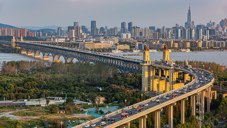 Live Look: Nanjing Yangtze River Bridge – Chinese mainland’s First Double-Deck Wonder Live Look: Nanjing Yangtze River Bridge – Chinese mainland's First Double-Deck Wonder video poster