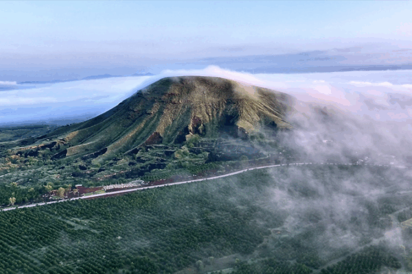 Datong’s Dreamscape: Volcanoes & Haotian Temple Above the Clouds Datong_s_Dreamscape__Volcanoes___Haotian_Temple_Above_the_Clouds video poster