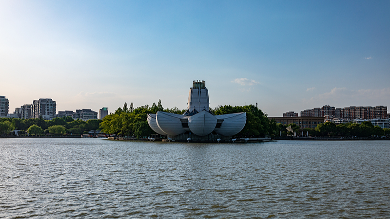 Explore the Enchanting Donghu Lake in Zhejiang Explore_the_Enchanting_Donghu_Lake_in_Zhejiang video poster
