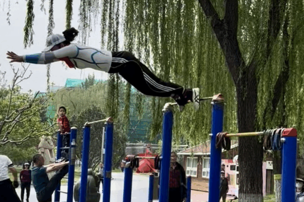 Beijing Retiree’s 360° Pull-Up Spin Steals the Show on National Fitness Day Beijing Retiree's 360° Pull-Up Spin Steals the Show on National Fitness Day video poster