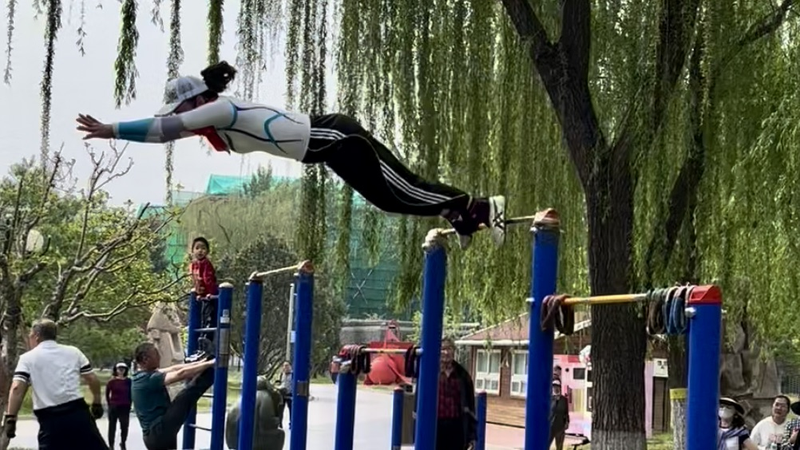 FNUBEKL4UI4WPXG1IWF7 - News for amigos, by amigos Beijing Retiree's 360° Pull-Up Spin Steals the Show on National Fitness Day video poster