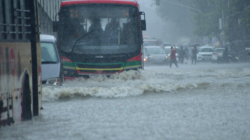 Heavy_Rains_Slam_Mumbai__City_on_Red_Alert - News for amigos, by amigos Heavy_Rains_Slam_Mumbai__City_on_Red_Alert