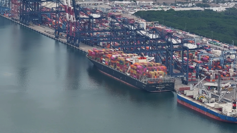 Mexico_Hits_Record_Trade_Surplus_with_US_as_Exports_Surge_poster - News for amigos, by amigos Mexico_Hits_Record_Trade_Surplus_with_US_as_Exports_Surge video poster