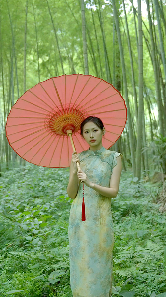 Oil-Paper Umbrellas Make a Chic Comeback Oil_Paper_Umbrellas_Make_a_Chic_Comeback video poster