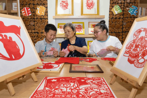 Paper-Cutting Workshop Celebrates Army Day Spirit in Anhui Paper_Cutting_Workshop_Celebrates_Army_Day_Spirit_in_Anhui