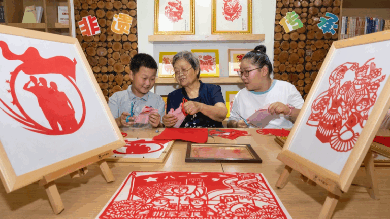 Paper_Cutting_Workshop_Celebrates_Army_Day_Spirit_in_Anhui