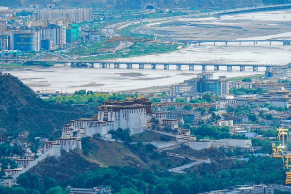 Potala Palace: A Timeless Journey Through the Seasons Potala_Palace__A_Timeless_Journey_Through_the_Seasons