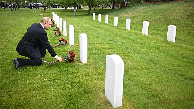 Putin_Honors_WWII_Soviet_Pilots_in_Alaska_After_Trump_Summit